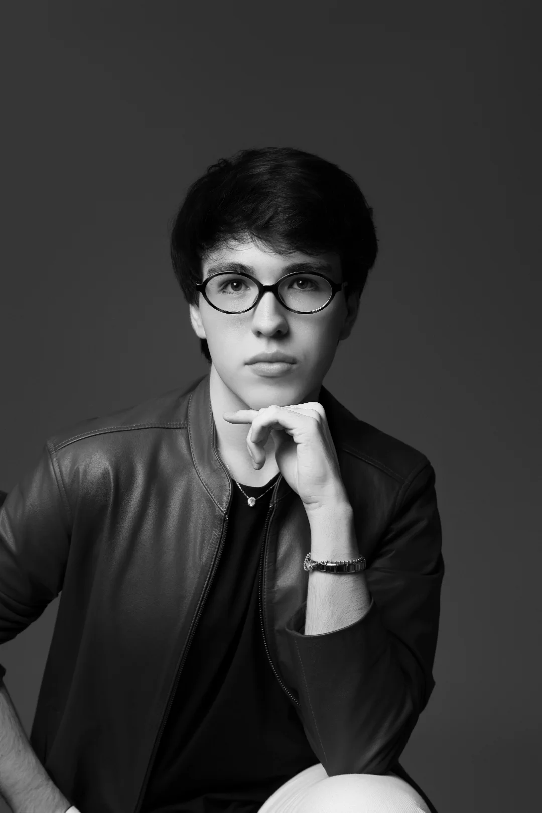 Retrato em preto e branco de Fernando Martin, de óculos e jaqueta